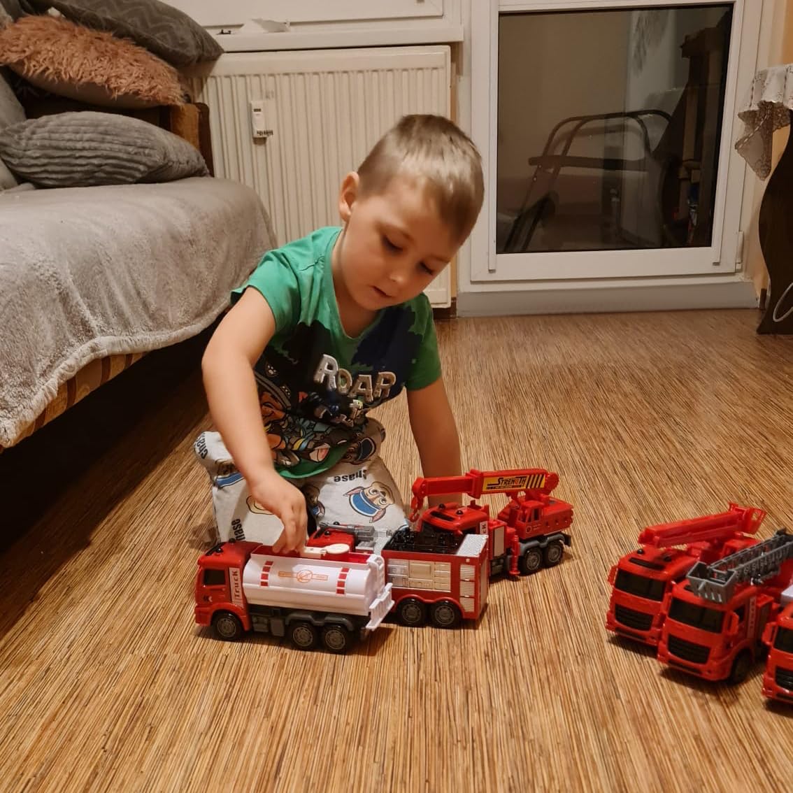 KRUZZEL Samochody strażackie napędzane tarciem, zestaw 6 zabawkowych samochodów strażackich, zabawka dla dzieci 24631