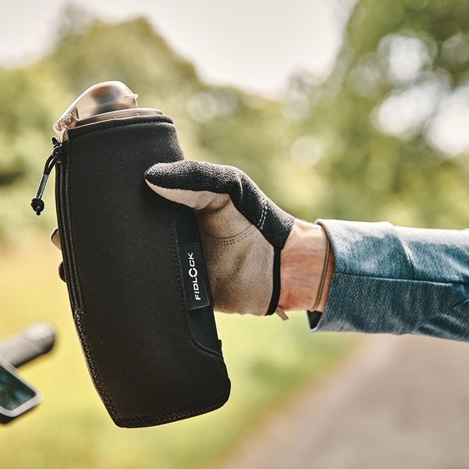 Fidlock TWIST Bottle 590 + Bike Base + Thermo Sleeve – 590 ml Fahrrad Trinkflasche mit magnet-mechanischem Flaschenhaltersystem, inkl. Halterung, BPA-frei & spülmaschinengeeignet, Farbe black
