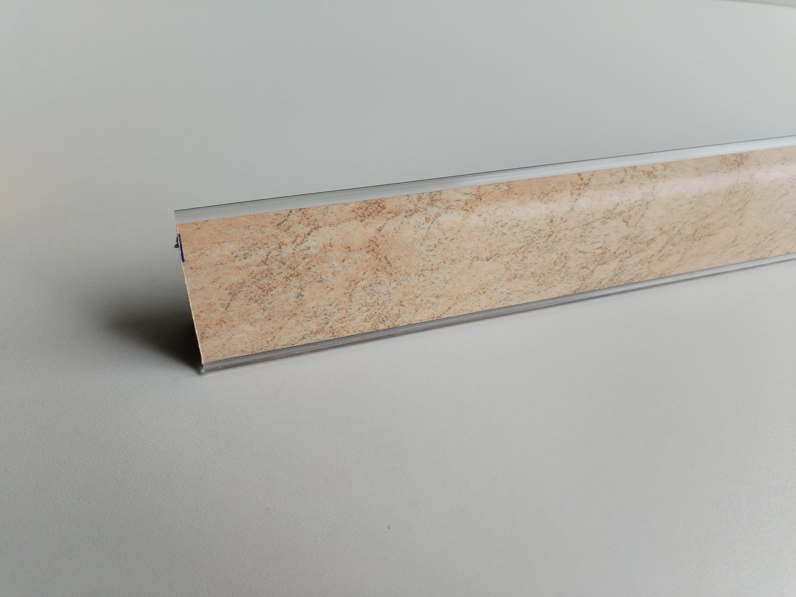 Generico Alzatina per Top Cucina in PVC, con la seguente Misura= 240 cm Compresa di 1 angolo interno, 1 angolo esterno, 1 tappo sx, 1 tappo dx. (diversi colori). (Niagara rosa, cm 240)