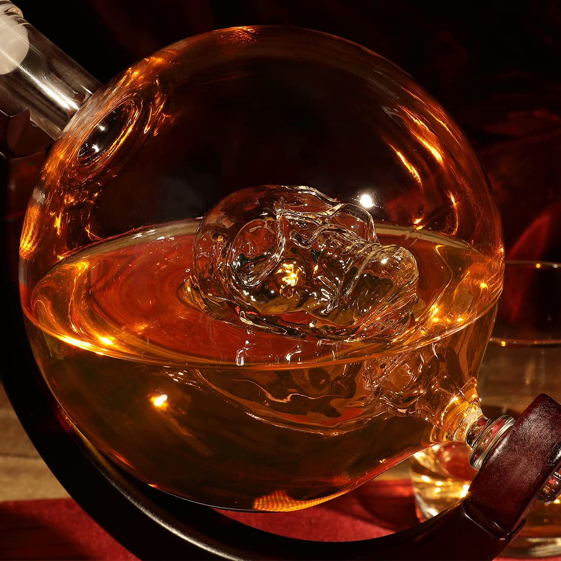 Globus Skull Carafe avec gravure 850 ml Motif blason Verre à whisky personnalisé 320 ml Fabriqué en Allemagne Avec support en bois Idée cadeau pour Noël Décoration de bar, boisson