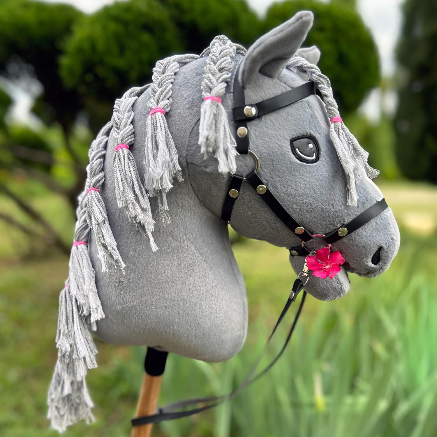 Hobby Horse Grigio A3, cavallo bastone completo di rete, morso, redini e cuffia anti-insetti blu. Testa di cavallo bastone per Hobby Horsing bambini e adolescenti