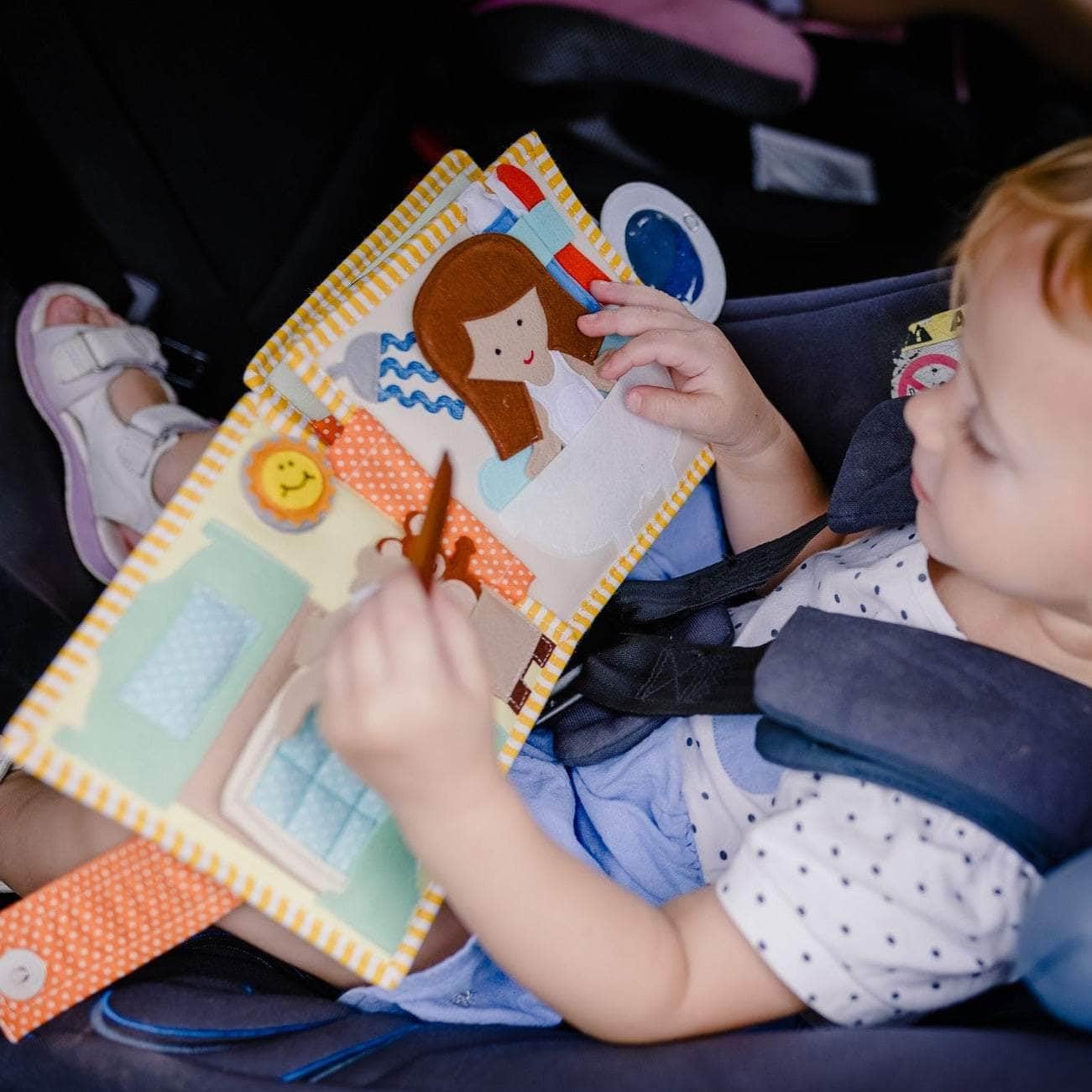 Jolly Designs Mini Quiet Book Beinvenue a Moi – Giocattolo Montessori da 2 anni – Libro sensoriale & Libro tessuto per bambini – Busy Book fatto a mano in feltro – Giocattolo educativo e di viaggio