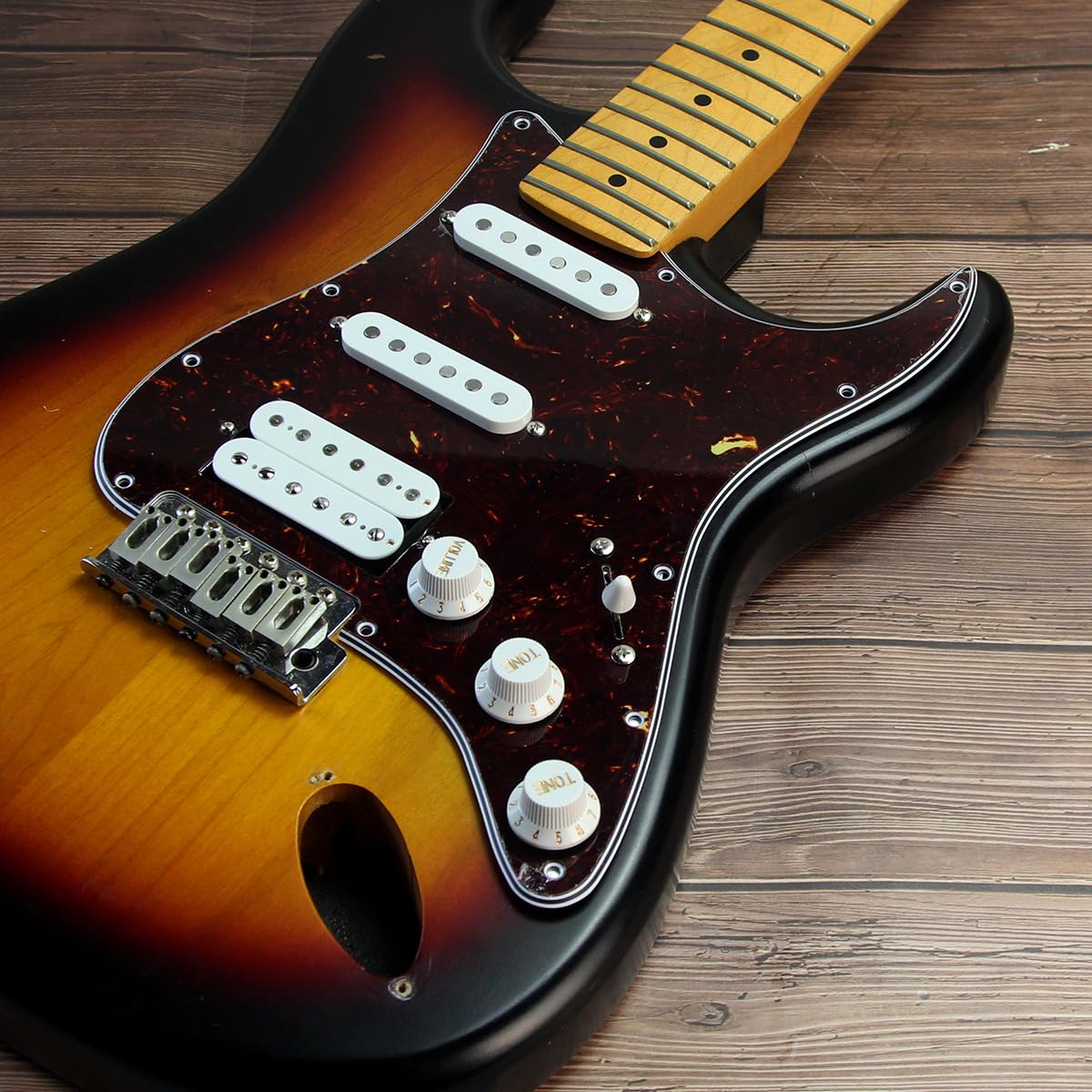 FLEOR Ensemble de pickguard précâblé chargé Alnico V Humbucker à double rail SSH pour ST Remplacement de guitare électrique Tortue brune