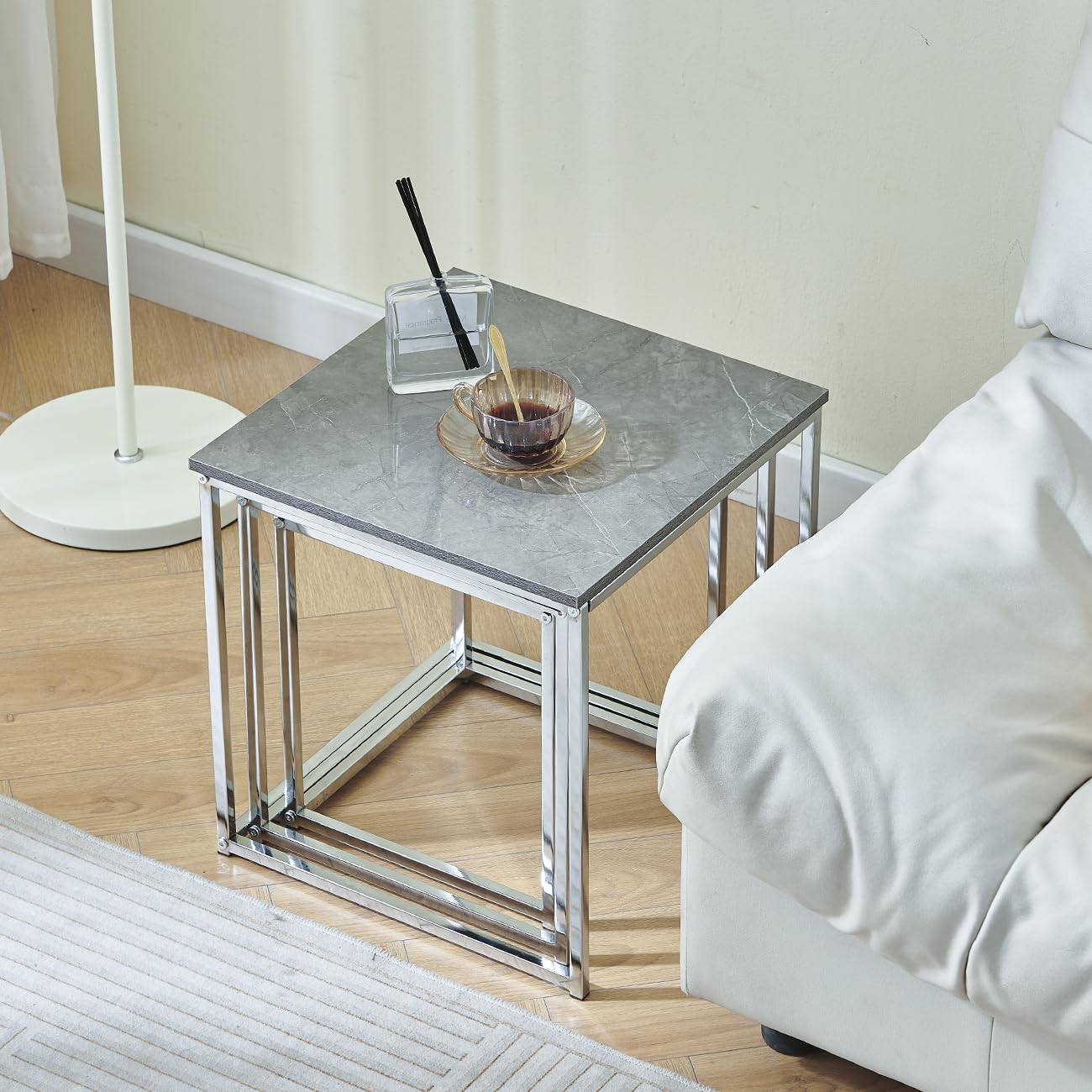 Quadratische Beistelltische 3er Set, Satztische fürs Wohnzimmer Couchtisch Wohnzimmertisch Set, Hochglanz Optik, Verchromtes Metallgestell, Stapelbar (Beton Grau)