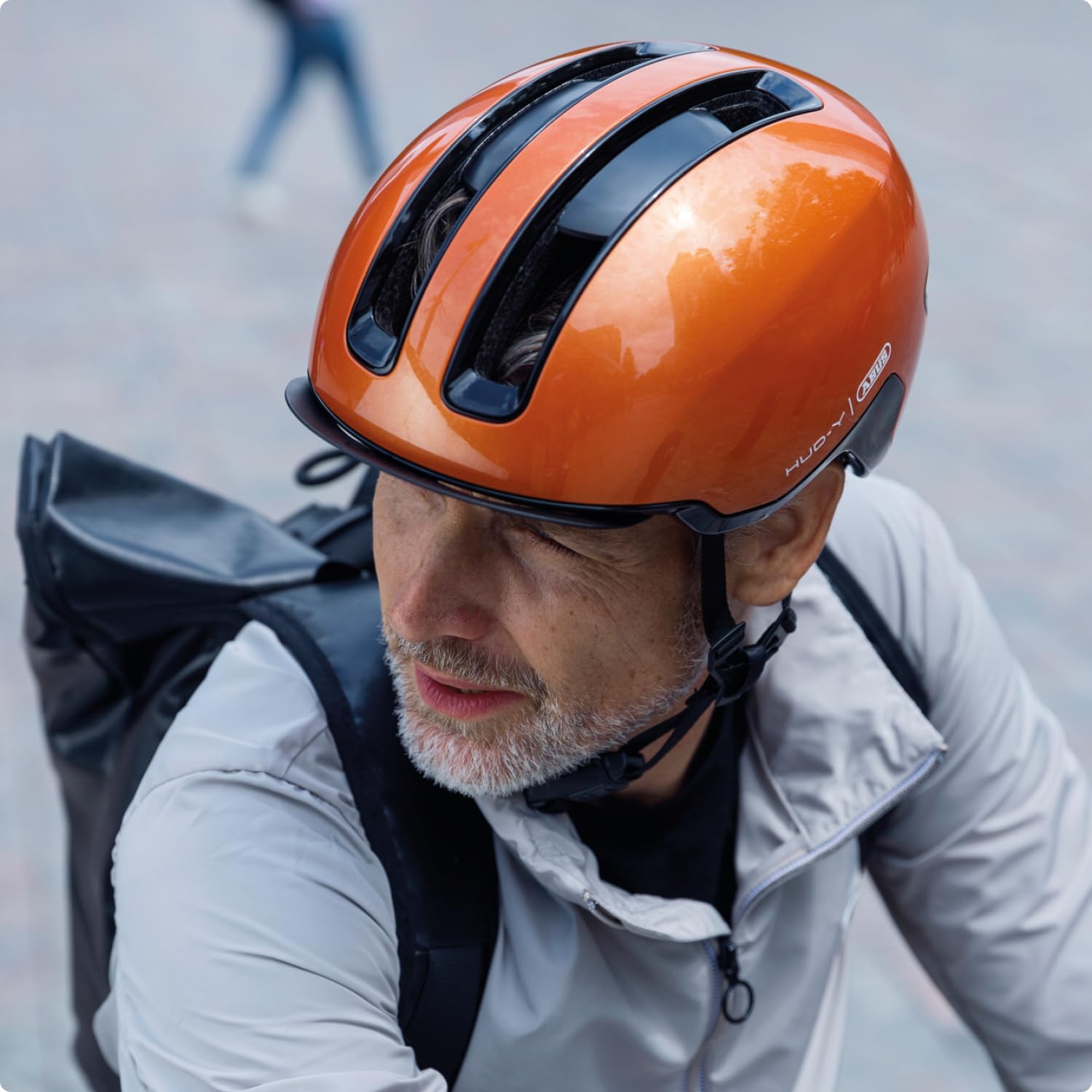 ABUS Urban Helm HUD-Y Casque de Vélo LED Arrière Magnétique Rechargeable Fermeture Magnétique
