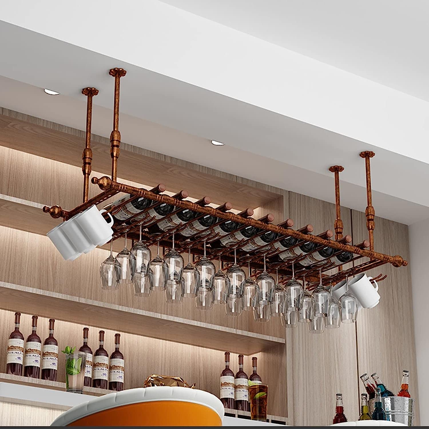 Casier à vin suspendu en fer forgé chic pour plafond de bar