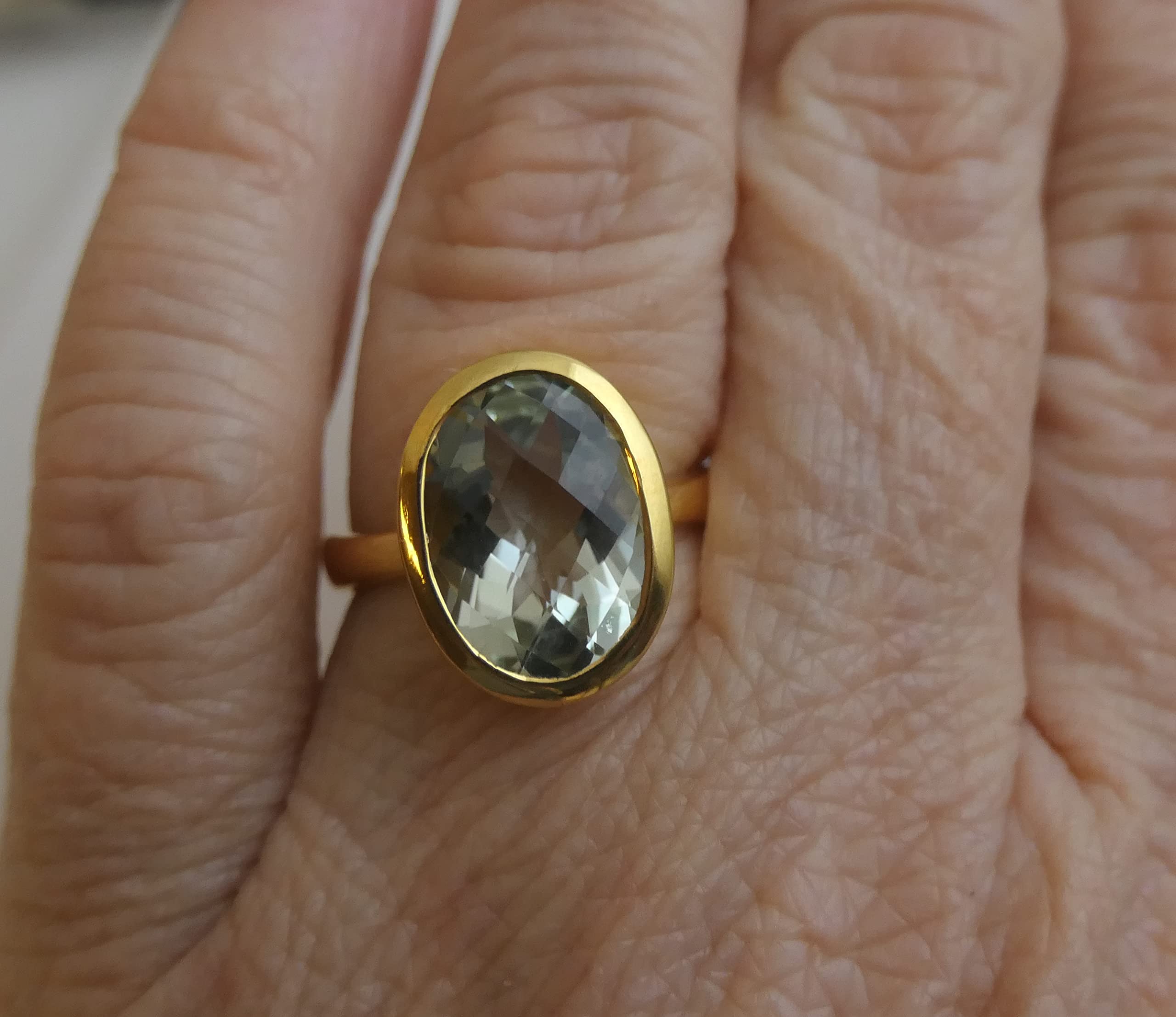 Anello in argento sterling placcato oro con ametista verde