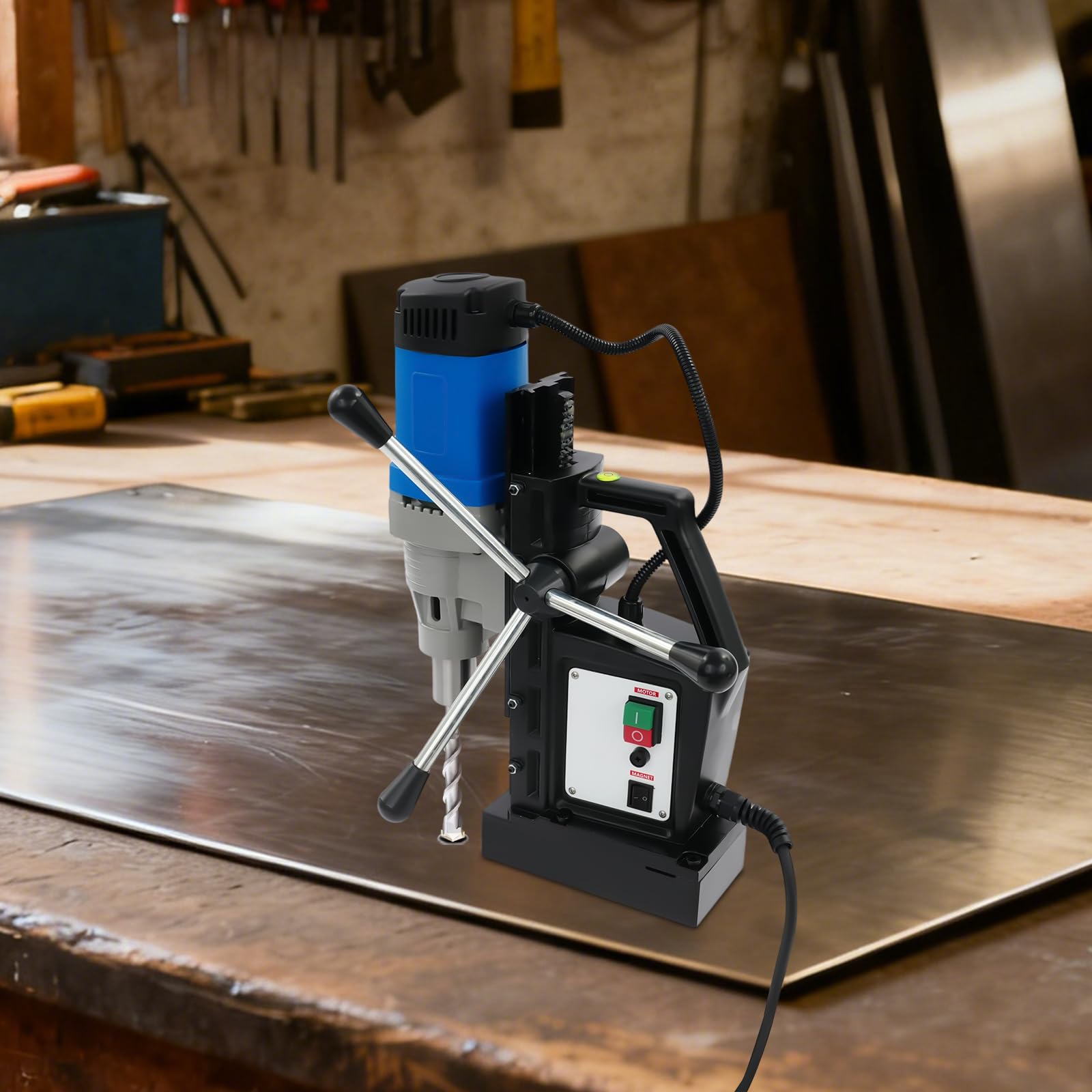 1680W Industrielle Magnetbohrmaschine Professionelles Magnetbohrgerät Komplettset mit Zubehör und Ersatzsicherungen für maximale Arbeitssicherheit auf Baustellen