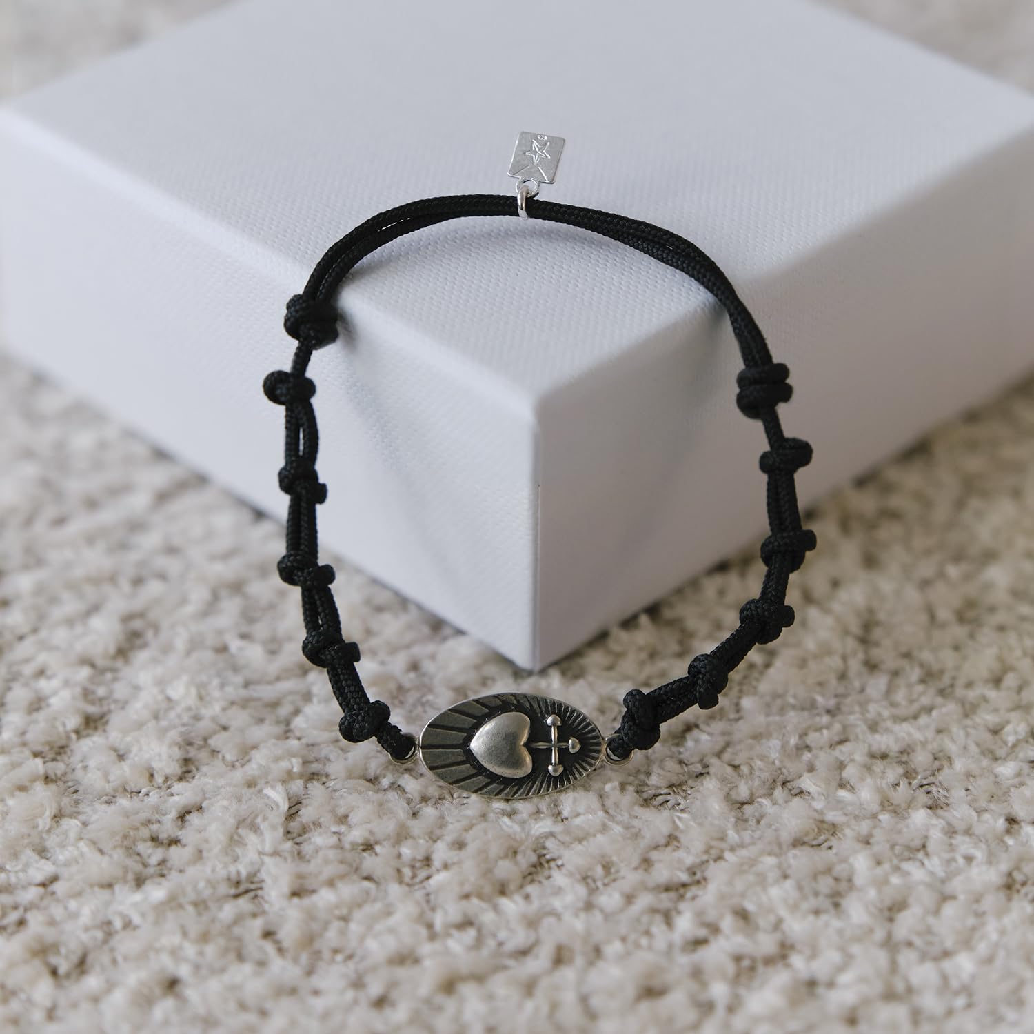 Pulsera Detente del Sagrado Corazón de Jesús en Plata de Ley 925 | Cordón Negro Ajustable Unisex | Joya Religiosa de Protección Hecha a Mano en España | Regalo de Fe y Devoción