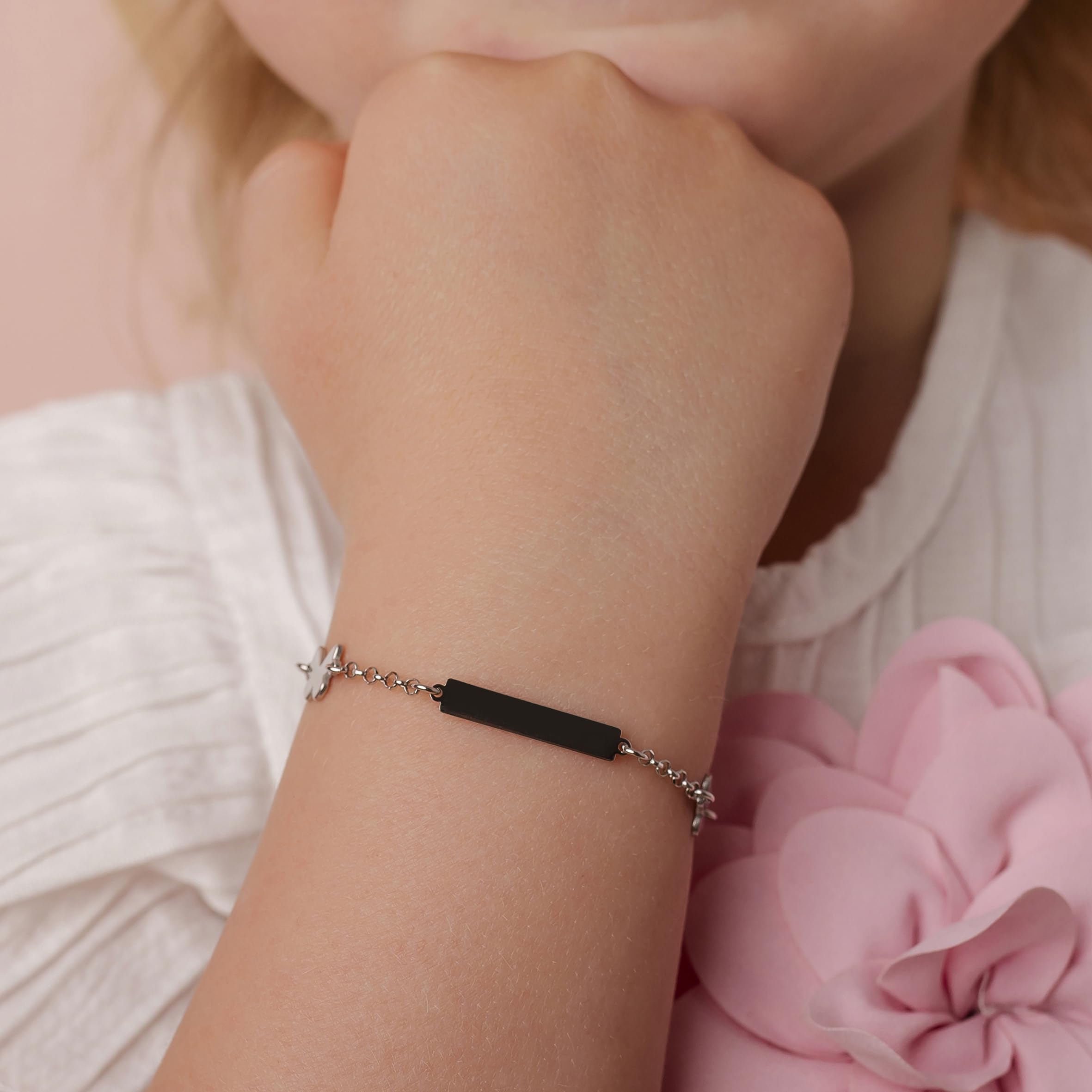 Sakrami Pulsera para Niña en Plata de Ley 925 + Placa Personalizable con Grabado de Nombre + Colgantes Esmaltados de Flor y Mariposa + Idea de Regalo para Nacimiento, Bautizo, Comunión, Cumpleaños