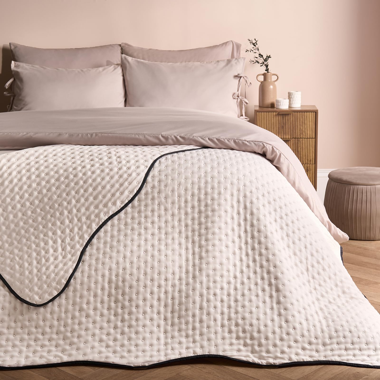 Ohs Women's Cream/Black Double Throw Blanket Quilted Bedspreads, For Super Soft Luxurious Scallop Edge Bedspreads Double Size Throws For Sofas Bed Quilted Blanket, - 150 X 200Cm