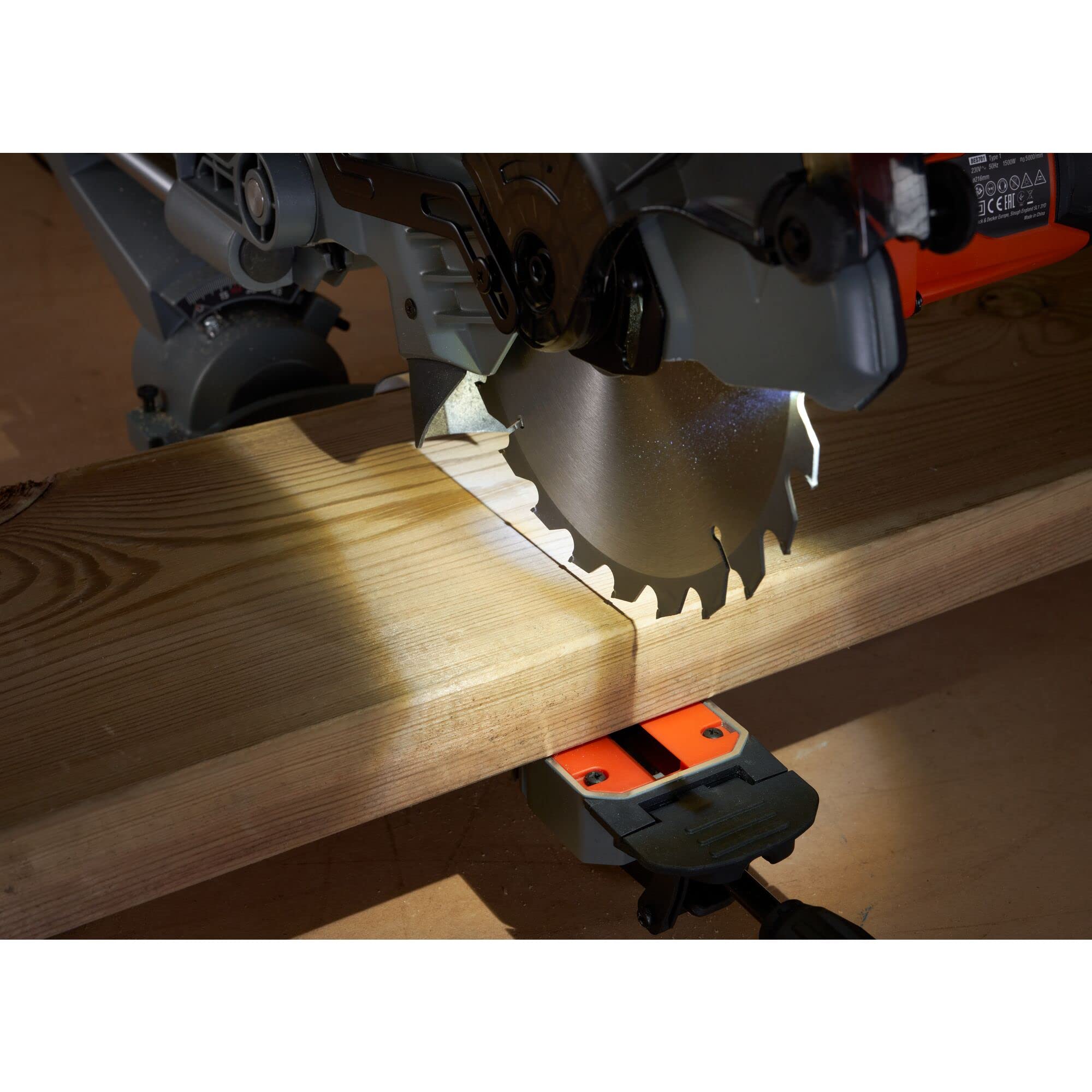 BLACK+DECKER BES701-QS Pilarka 1500 W do cięcia ukośnego 220 mm