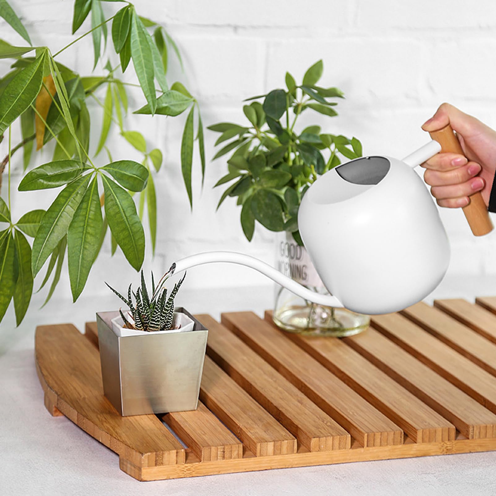 Vintage Gießkanne aus Edelstahl mit Holzgriff 1200ml Weiß | Drinnen und Draußen, Leicht Nachzufüllen, Stabiles Design, Büro und Zuhause
