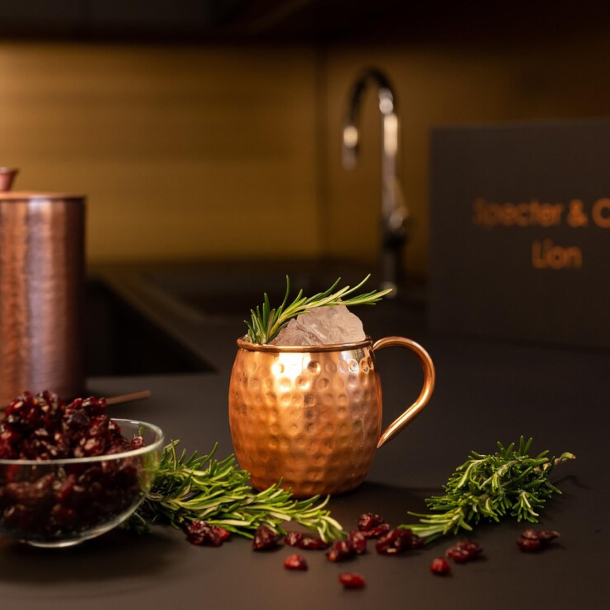 Specter & Cup Lion - Premium Moscow Mule Kupferbecher-Set 500ml, 4er-Set + Zubehör, Verpackt in Edlen Schwarzen Premiumbox, 100% Handgefertigte Becher
