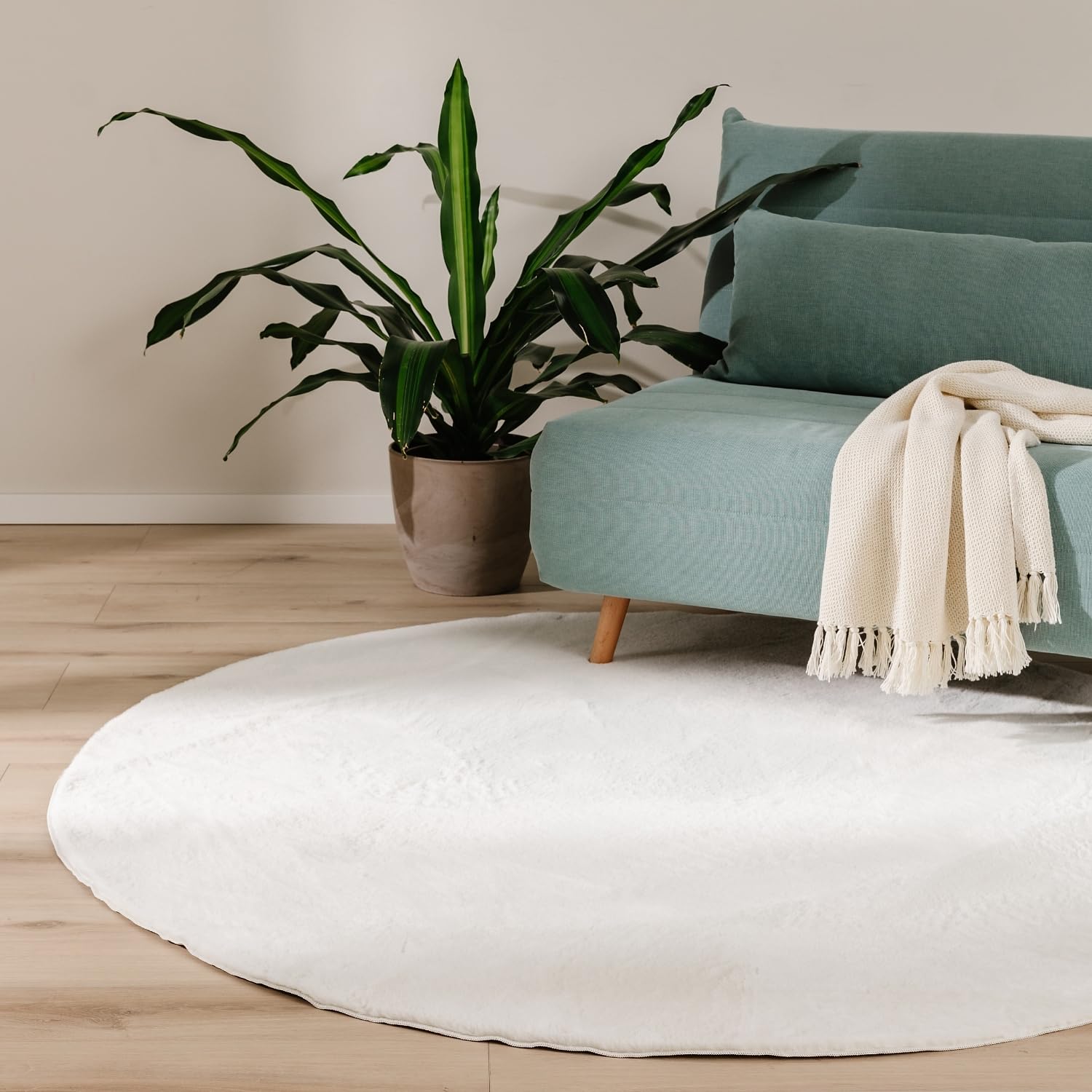 benuta Basic Kunstfaser Fellteppich Furry - Creme rund 120 cm - Weicher Wohnzimmerteppich - Anti-Rutsch-Rückseite - Waschbar - Für Fußbodenheizung geeignet