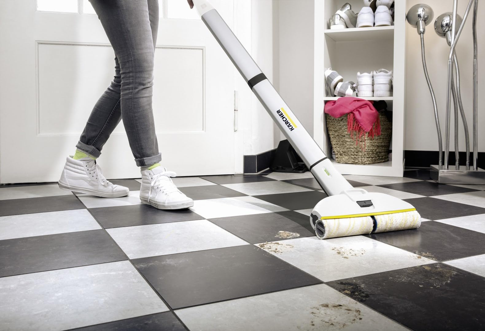KÄRCHER Elektrischer Wischmopp EWM 2, kabelloser Bodenreiniger mit 2 rotierenden Mikrofaserwalzen, Akkulaufzeit: ca. 20 min, Flächenleistung pro Akkuladung: ca. 60 m², Weiß