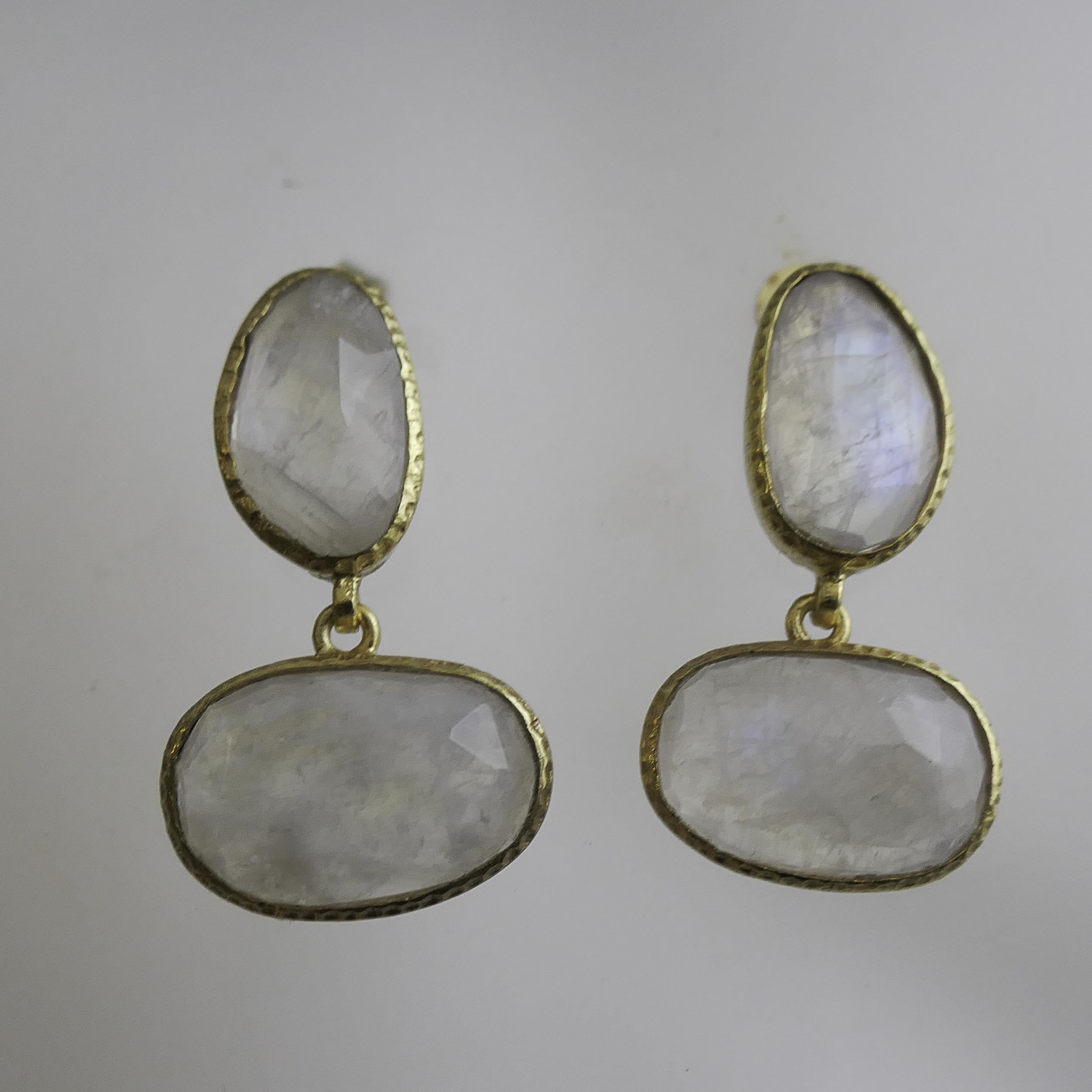 Pendientes colgantes de plata de ley bañada en oro con piedra lunar (piedra preciosa natural)