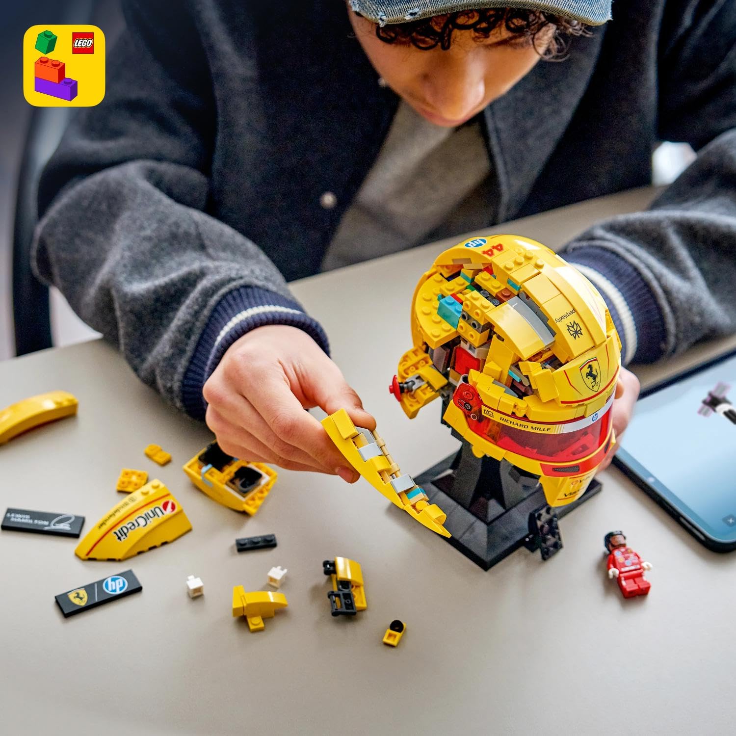 LEGO Editions Scuderia Ferrari HP Casque de Lewis Hamilton - Produit F1 - Maquette avec Minifigurine Collector - Décoration Intérieure - Cadeau pour Garçon dès 14 Ans et Adulte Fan d'Automobile 43022