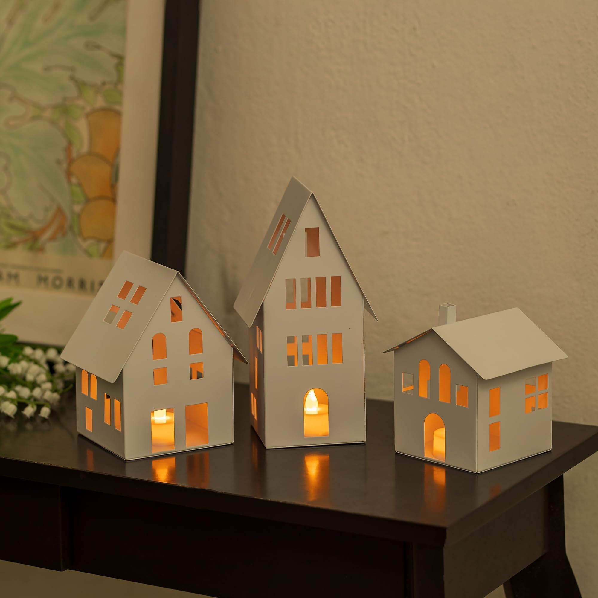 Romadedi Farolillo de metal para decoración navideña: casa con velas LED, portavelas, farolillo blanco, para decoración de salón, Navidad, casa de té, casa, decoración de ventana, juego de 3