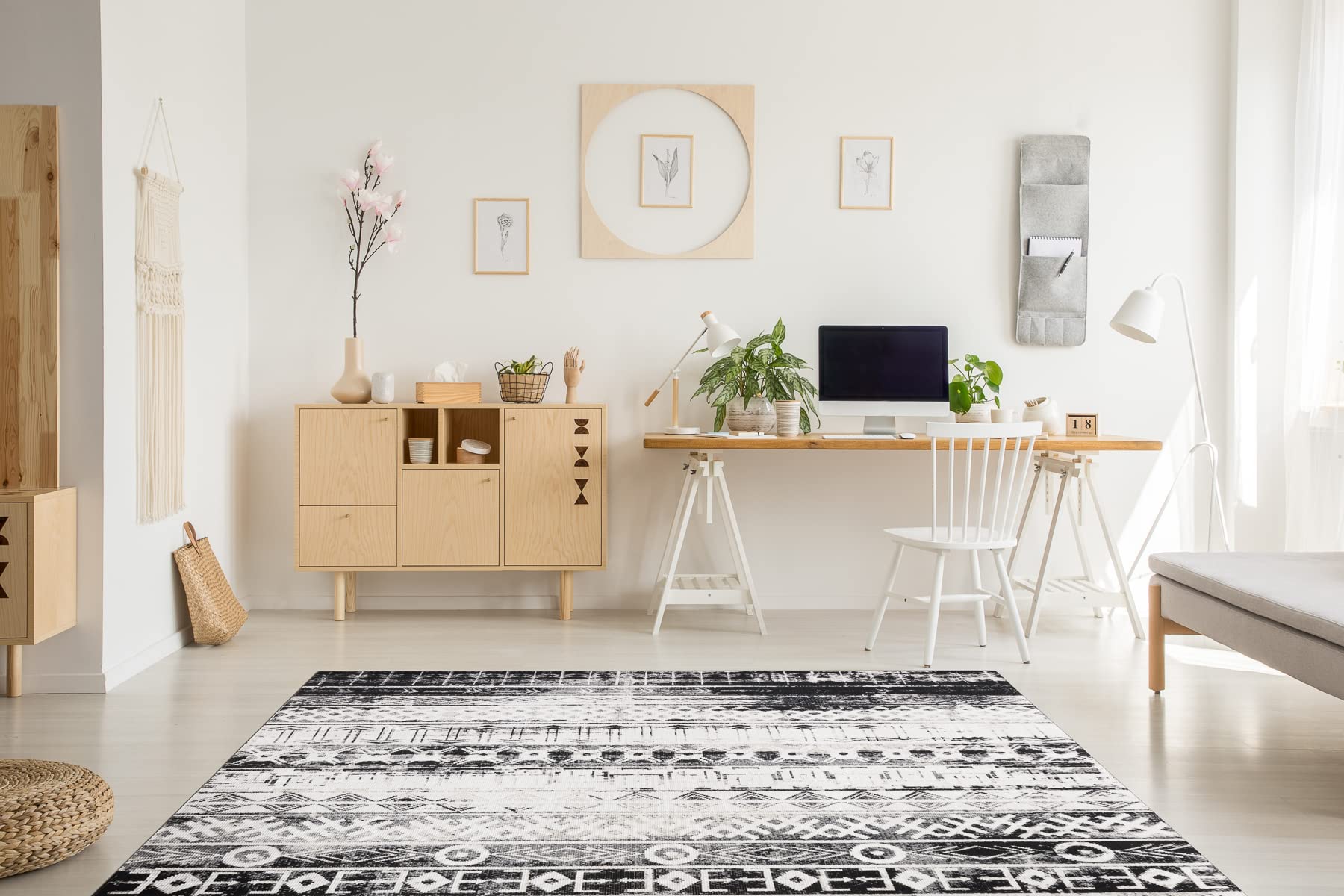 Tapis Moderne Mundo Ethnique beige sous une table de jardin pour vos repas d'été