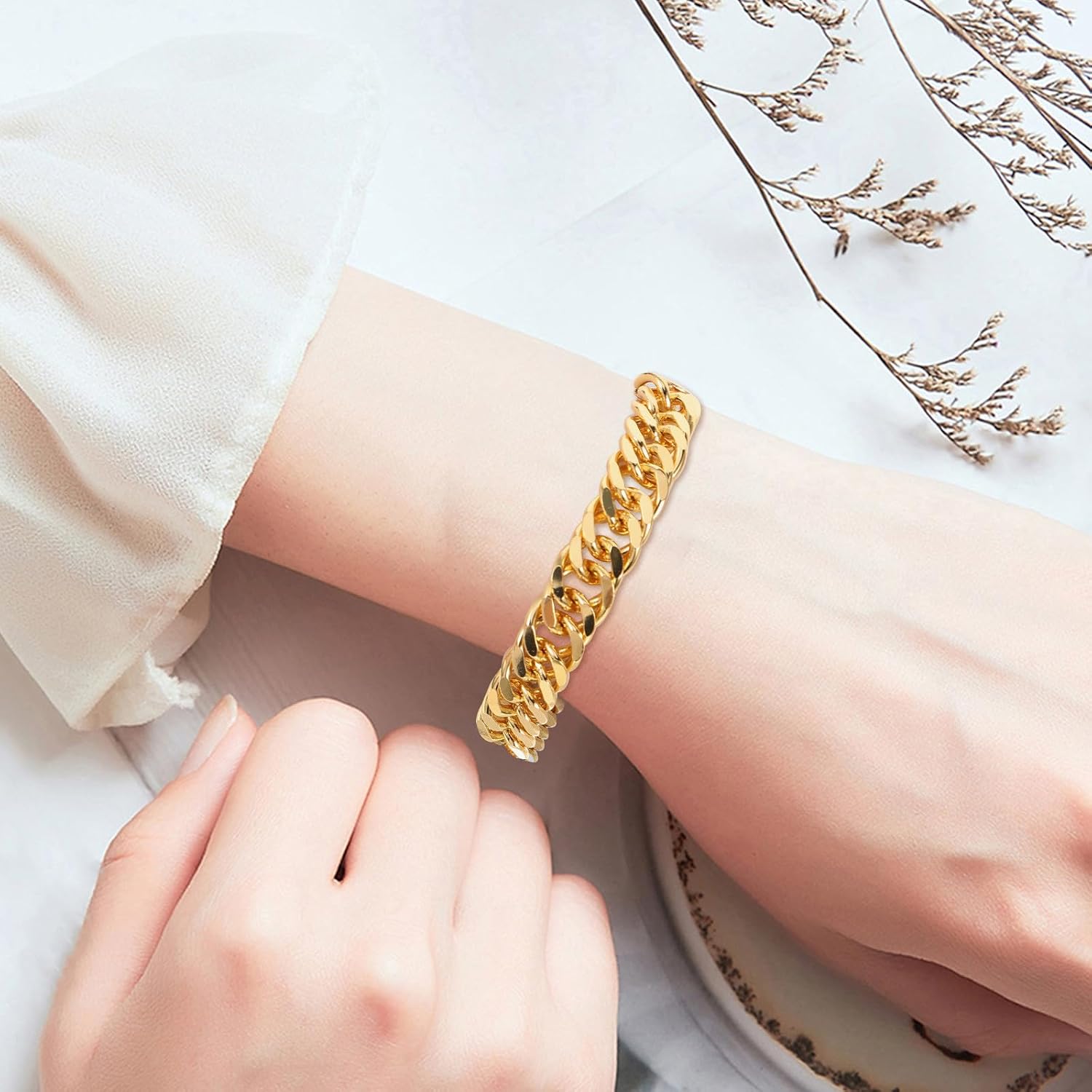 SOLUSTRE Gold-plated Metal Bracelet Comfortable Simple Punk Style Bracelet for Women Everyday Wear