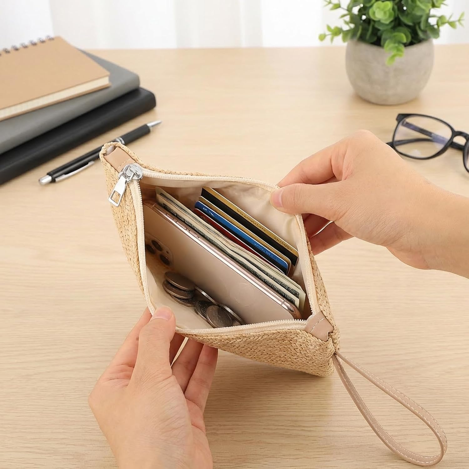 1 Pcs Woven Straw Purse Handbags for Women, Bohemia Style Small Straw Beach Bag with Wristlet, Summer Woven Purses for Vacation Travel (Beige)