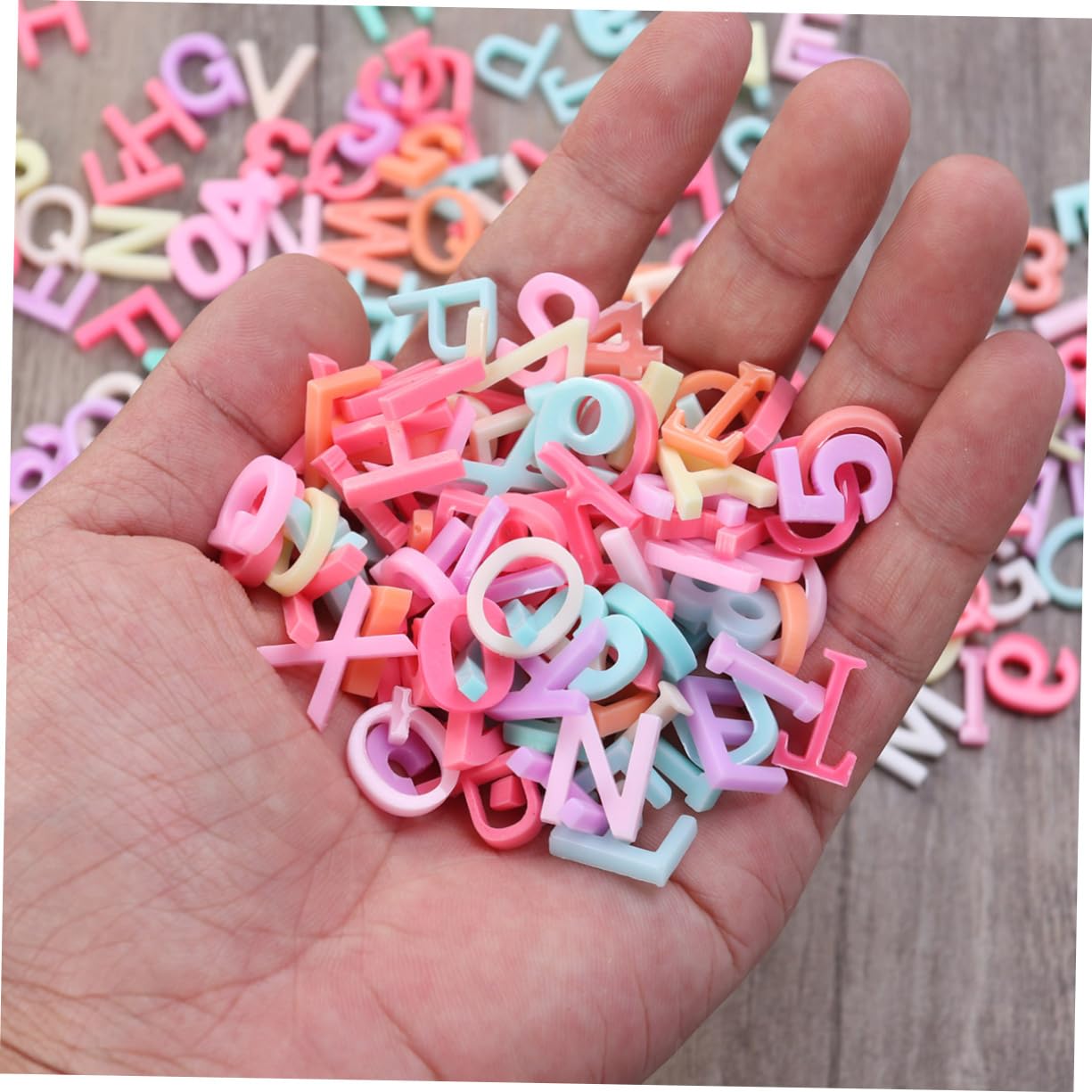 PLAFOPE Juego De 3 Pulseras Con Cuentas Y Figuras Del Alfabeto Letras Acrílicas Y Colgantes De Resina (200 Piezas)
