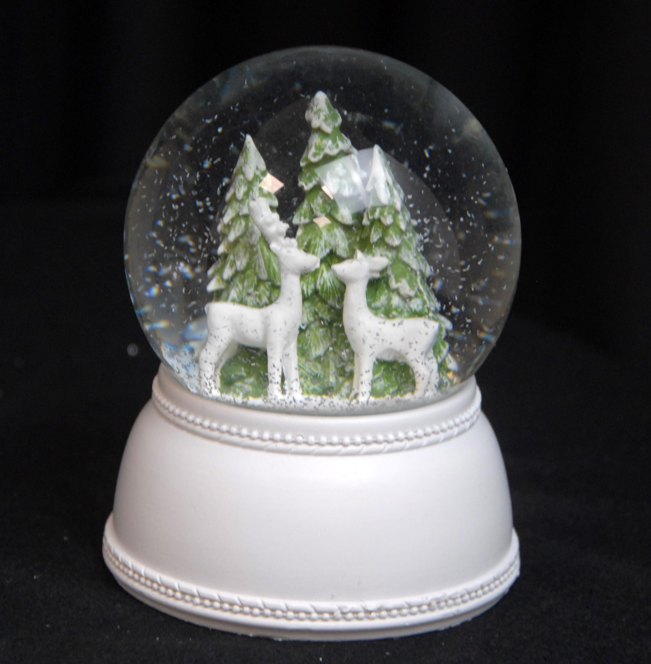Schneekugel Rehe weiß Tannenbaum | Sockel Nostalgie weiß | mit Spieluhr | Schüttelkugel Weihnachtsdekoration | B: 10 cm H: 13 cm | 20254