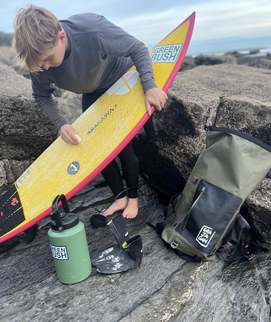 GRAJAGAN sac à dos sport surf 30 L, noir kaki, grand compartiment, poche zippée avant, usage quotidien et activités outdoor