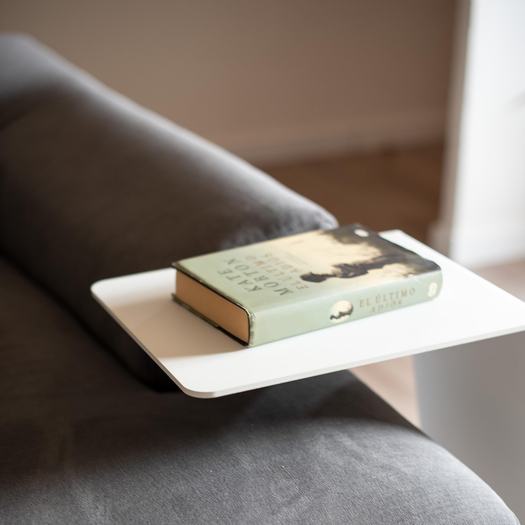 MILUKA Mesa Auxiliar Sofa en Forma de C, Metal Blanco en una Sola Pieza | Mesita elegante y resistente, Apoyo para portatil o comer en el sofa, Mesa auxiliar exterior para balcón, o Mesita de noche