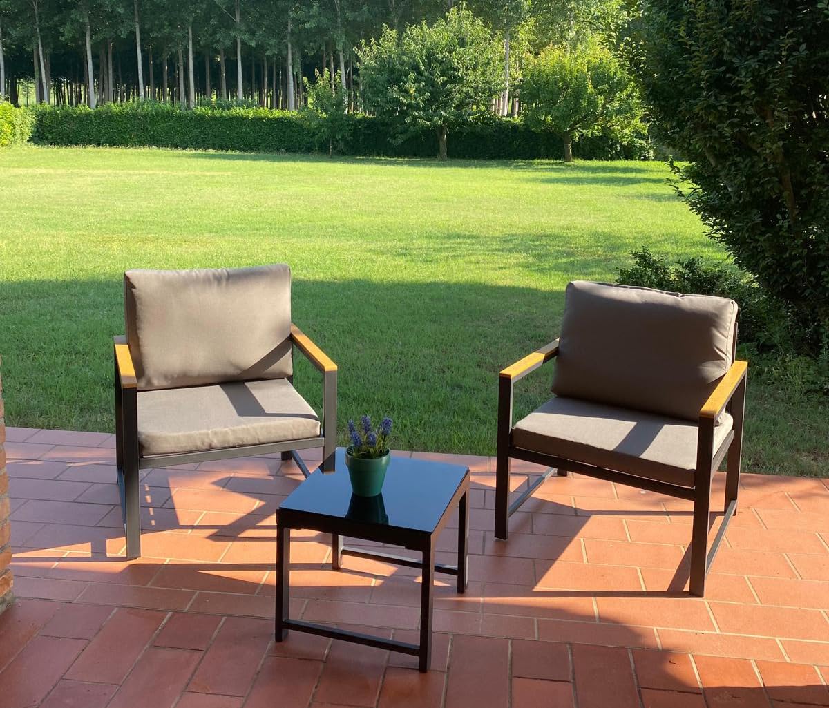 Set salotto da giardino esterno ZANTE, composto da 2 poltrone e un tavolino con piano in vetro, struttura in acciaio colore antracite, cuscini imbottiti inclusi colore grigio