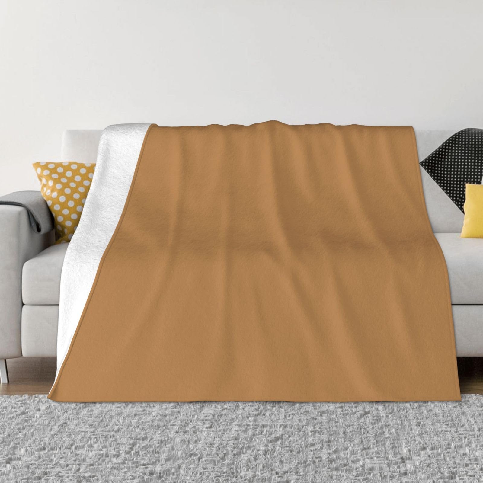 Couverture en flanelle marron fini les nuits froides sur le canapé