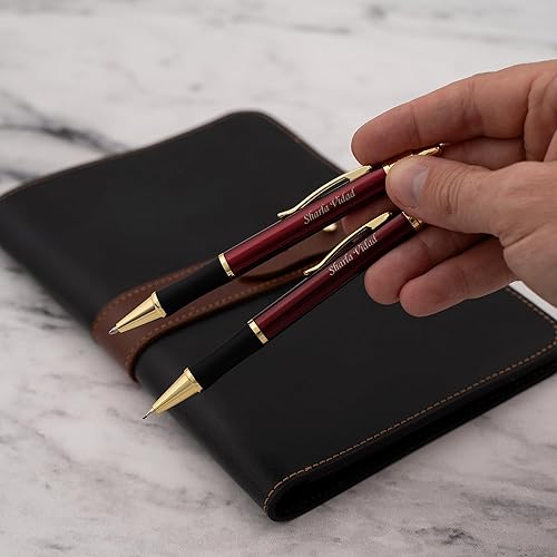 Miniatura 2 de Dayspring Pens Juego de bolígrafo y lápiz de regalo Monroe grabado, acabado lacado rojo con borde dorado. Bolígrafo Click-Action y lápiz de 0.028