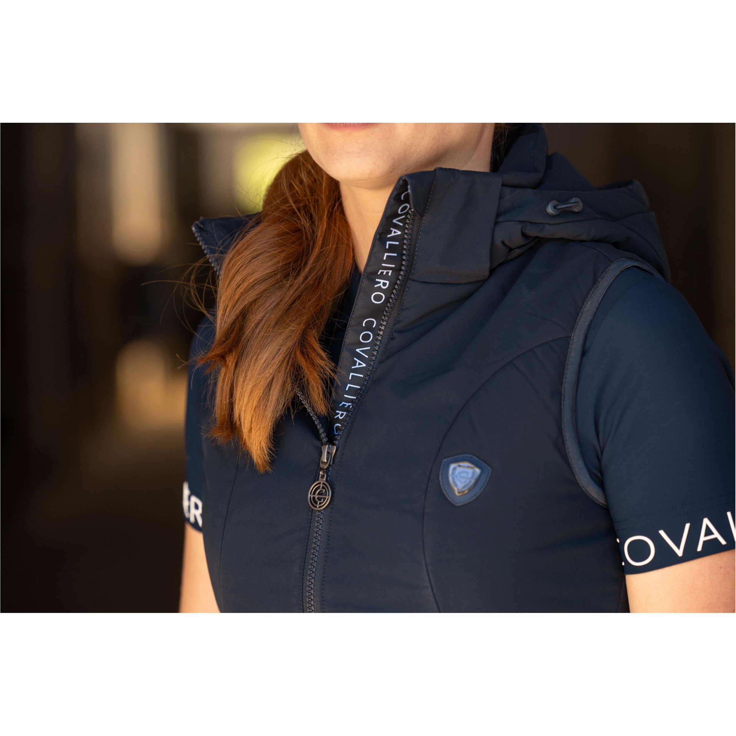 Covalliero - Damen Reitweste – Weste mit abnehmbarer Kapuze – Sportweste aus Polyester – Damenweste mit 2 Taschen & 2-Wege-Reißverschluss – Reitbekleidung in Dark Navy – Größe XS