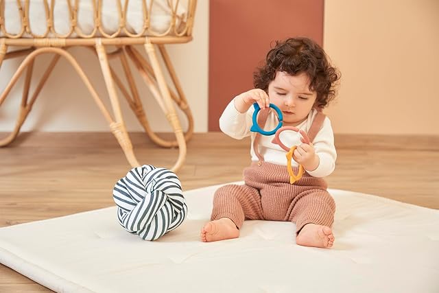 Foto 4 de 5 de KALOO - Baby Grip Ball with 3 Teething Rings - Pelota Redonda sensorial para bebés - Fácil de Manejar