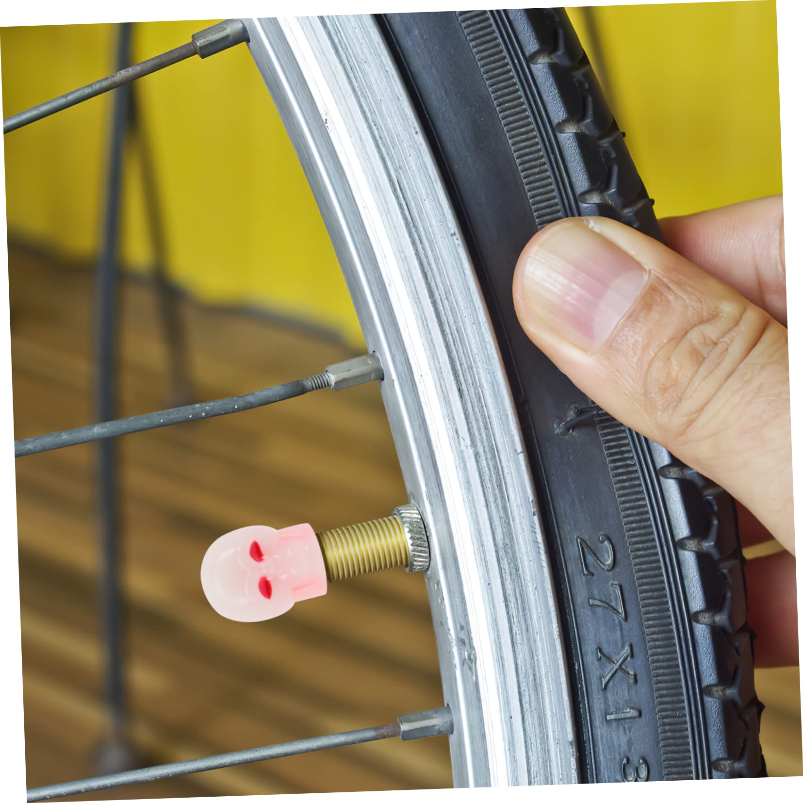 SOLUSTRE 200pezzi Tappi Valvole Pneumatici Fluorescenti Forma Di Teschio Per Auto e Biciclette Facili Da Installare Resistenti e Riutilizzabili Per Personalizzare Tuoi Pneumatici