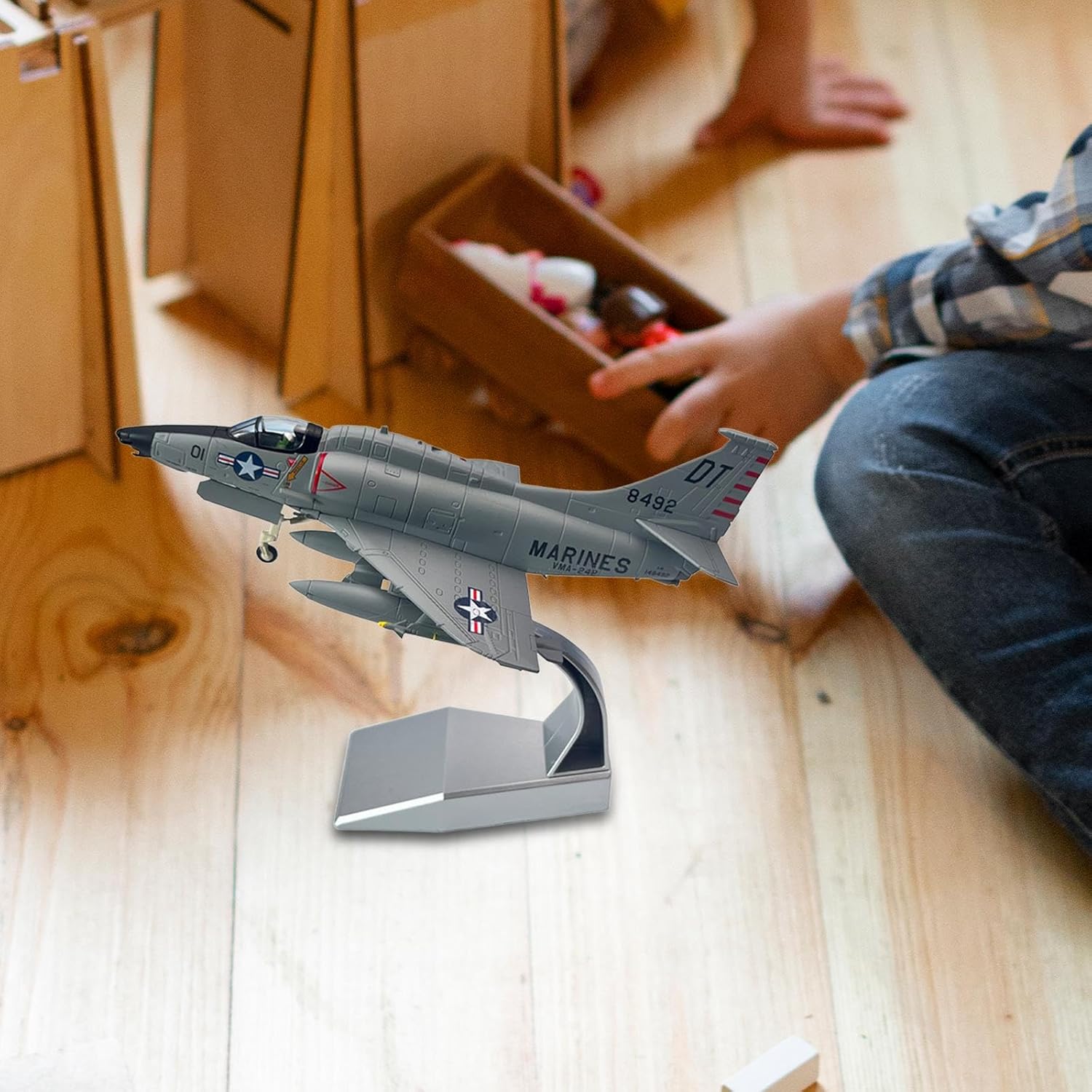 Ａｍａｇｏｇｏ 1:72スケールのリアルな飛行機モデル、スタンド付きの教育用航空機、オフィス、自宅、リビングルームの装飾用の戦闘機モ