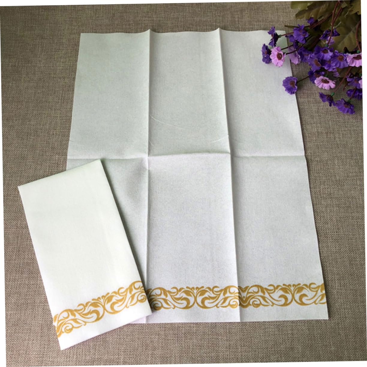 Tovaglioli Usa e Getta 50 Pezzi in Carta Bianca per Feste | Formato 40x30 Cm, Piega a 6 Strati, Stile Chic ed Elegante, per Banchetti e Intrattenimento Quotidiano