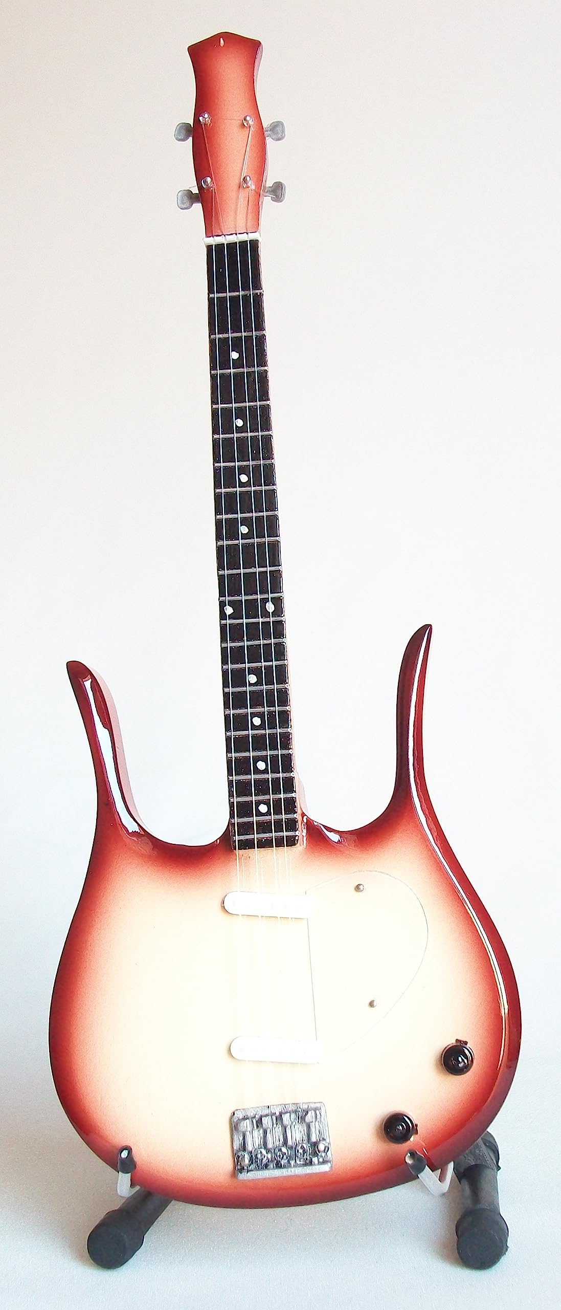 Guitare basse miniature Lyre danelectro - Victoria de Angelis de Maneskin