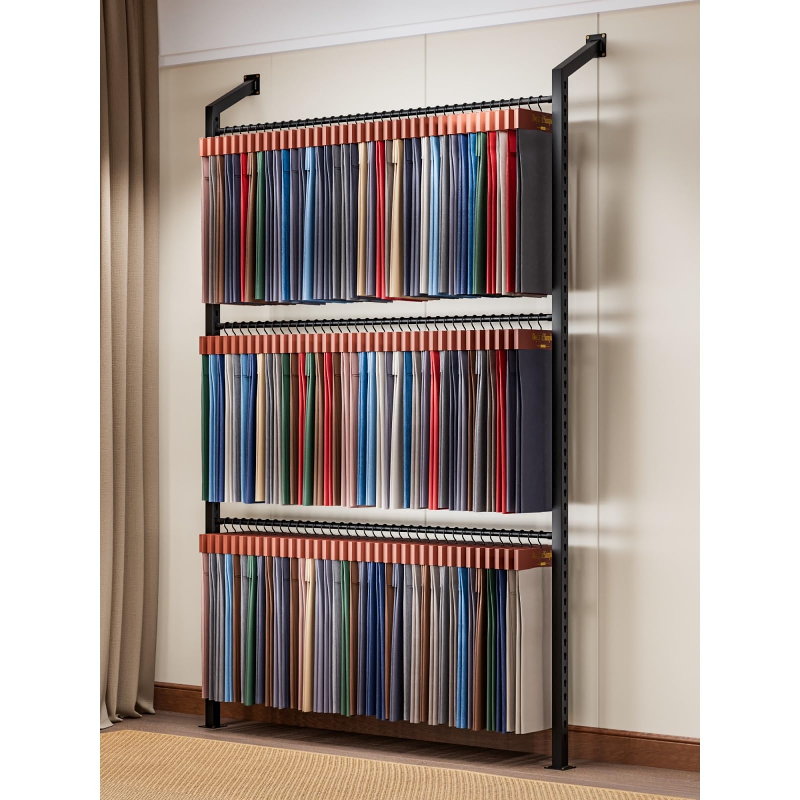 Generisch Verstellbares, dreistufiges Wandregal für Textilien, platzsparende Verkaufslösung mit Aufhängestange für Gardinenfarbmuster, 158 cm (62,2 Zoll) Präsentationsfläche