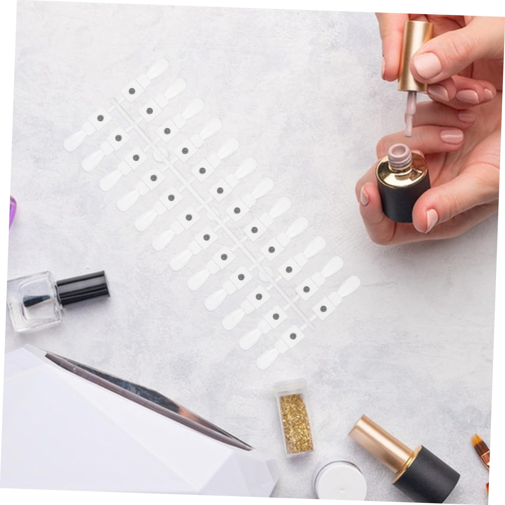 FRCOLOR Carte Magnétique Pour Vernis À Ongles 48 Pièces Présentoir D'Échantillons Palette De Pointes Pour Pratique Nail Art Débutants Studio Et Usage Domestique