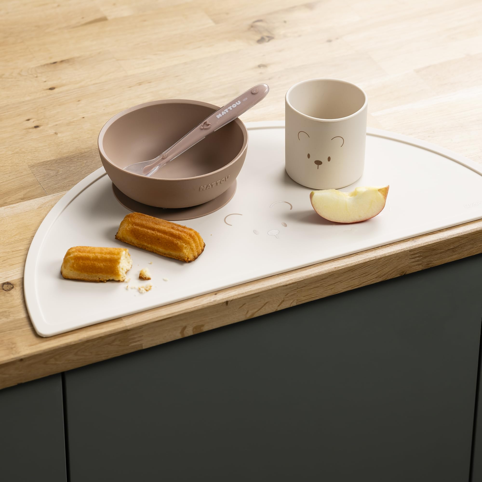 Nattou Stoviglie in Silicone per Bambini, 4 Pezzi, 1 Cucchiaio, 1 Ciotola con Coperchio, 1 Bicchiere, 1 Tovaglietta, Senza BPA, Silicone, Naturale