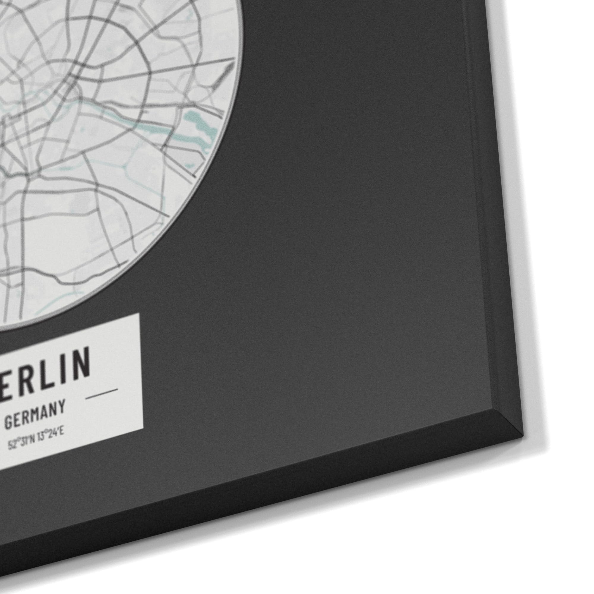 DEQORI Magnetyczna tablica do pisania kredą z nadrukiem UV | motyw "mapa miasta Berlin" | wzór prostokątny 60 x 90 cm | metalowa tablica kredowa do pisania – dekoracja ścienna do kuchni, korytarza