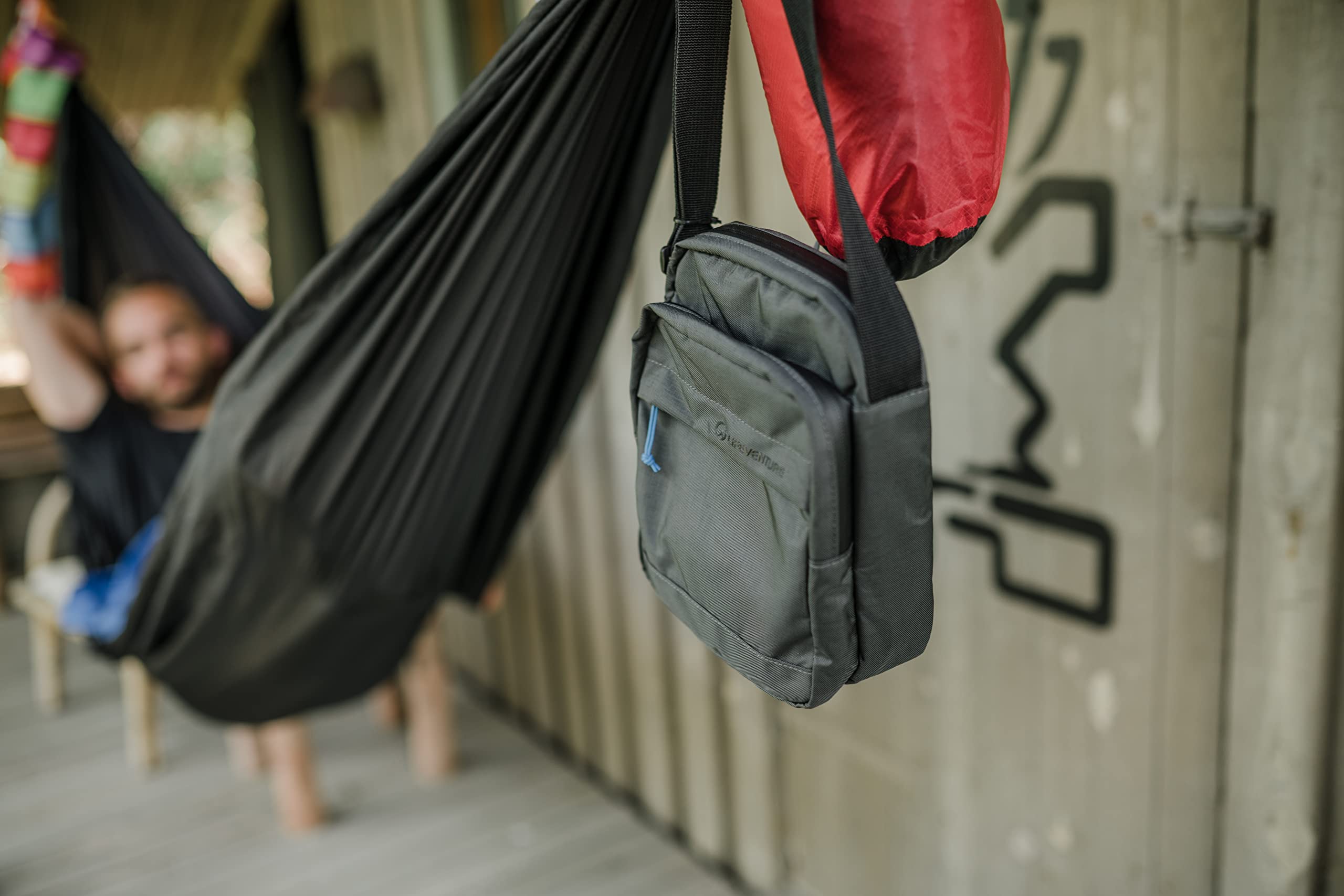 Lifeventure Torba na ramię crossbody z ochroną RFID — torba podróżna w stylu kurierskim, ekologiczna, materiał nadający się do recyklingu (szara)