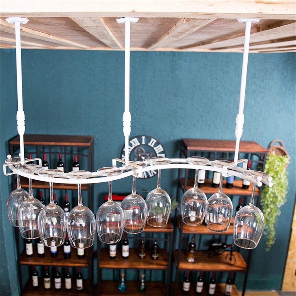 Étagère à vin suspendue en métal pour créer un coin bar rétro et chaleureux au salon