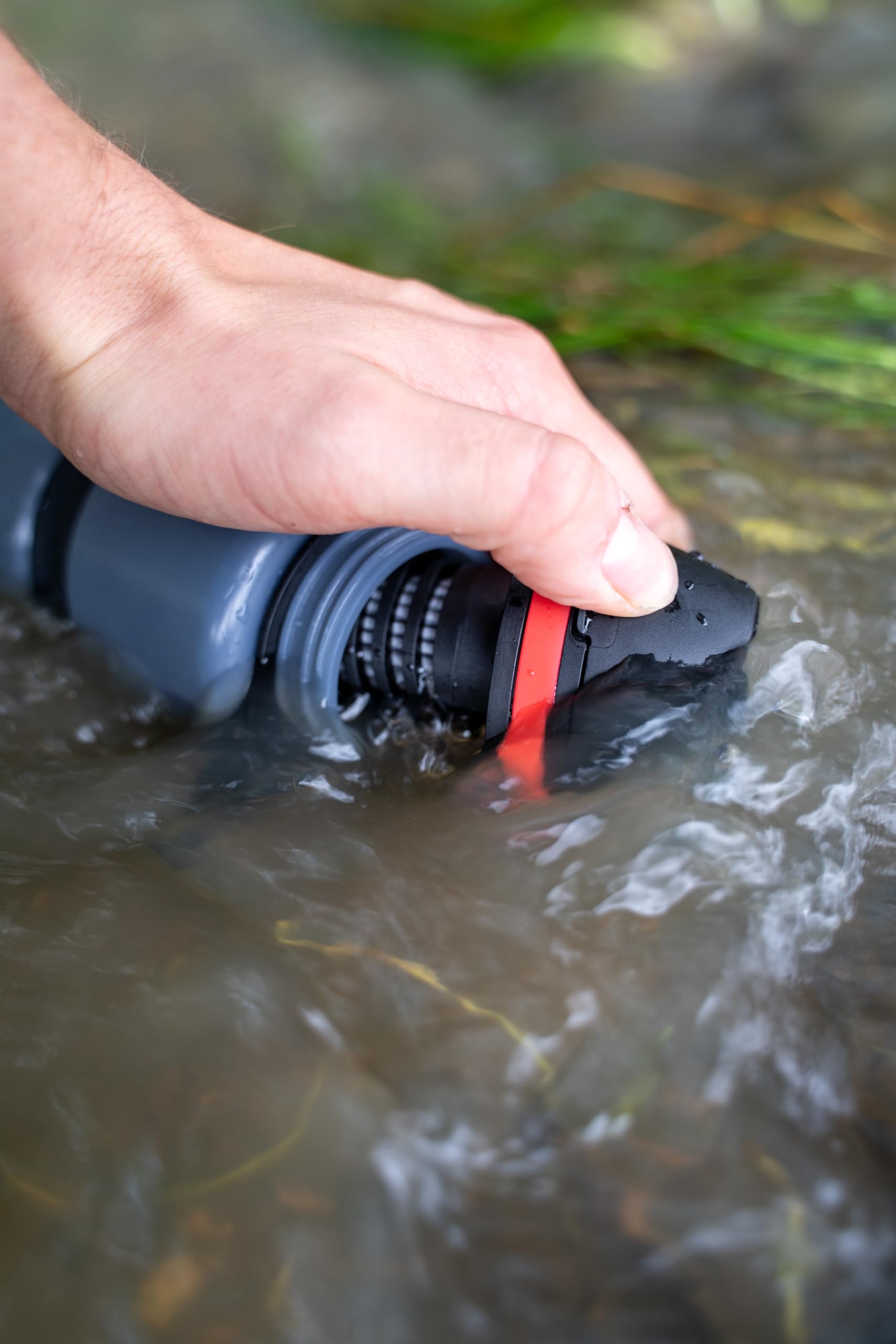 WATER TO GO Cantimplora de 0,75 L, con filtro, beber agua directamente del río, lago o conducto | Ultraligera y libre de BPA | 200 L de potencia de filtrado | Perfecto para viajes, kayak, camping, etc