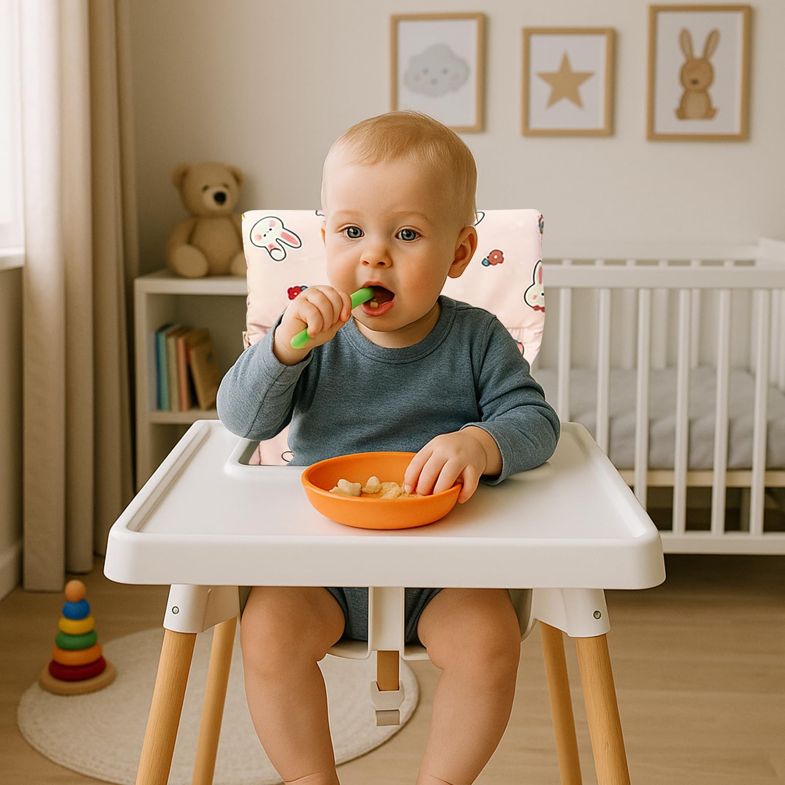 Poduszka do siedzenia na wysokie krzesło Stokke Tripp Trapp, 2-częściowy zestaw z bawełny ekologicznej z wodoodporną laminowaną powłoką, łatwa do czyszczenia i zdejmowania, można prać w pralce (królik
