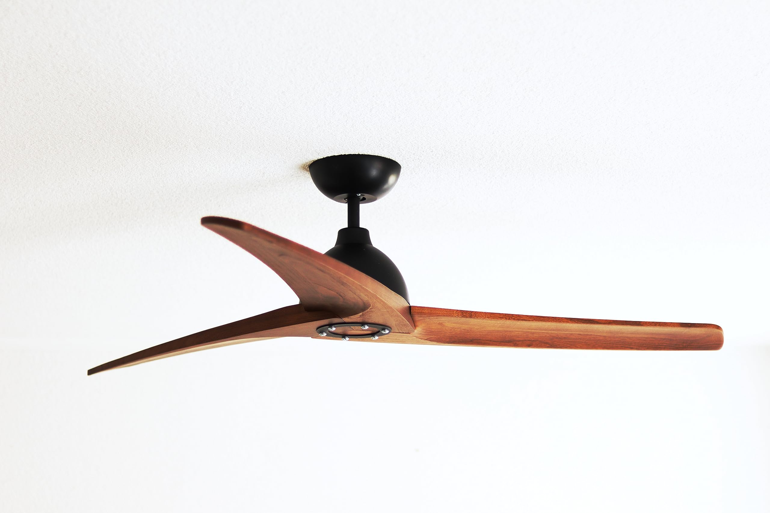 PEPEO – Lypsi Deckenventilator mit Fernbedienung | Sehr leiser Deckenventilator mit Rückwärtslauf und Timerfunktion. Ventilator Durchmesser 142 cm. Farbe: Schwarz/Holz dunkel
