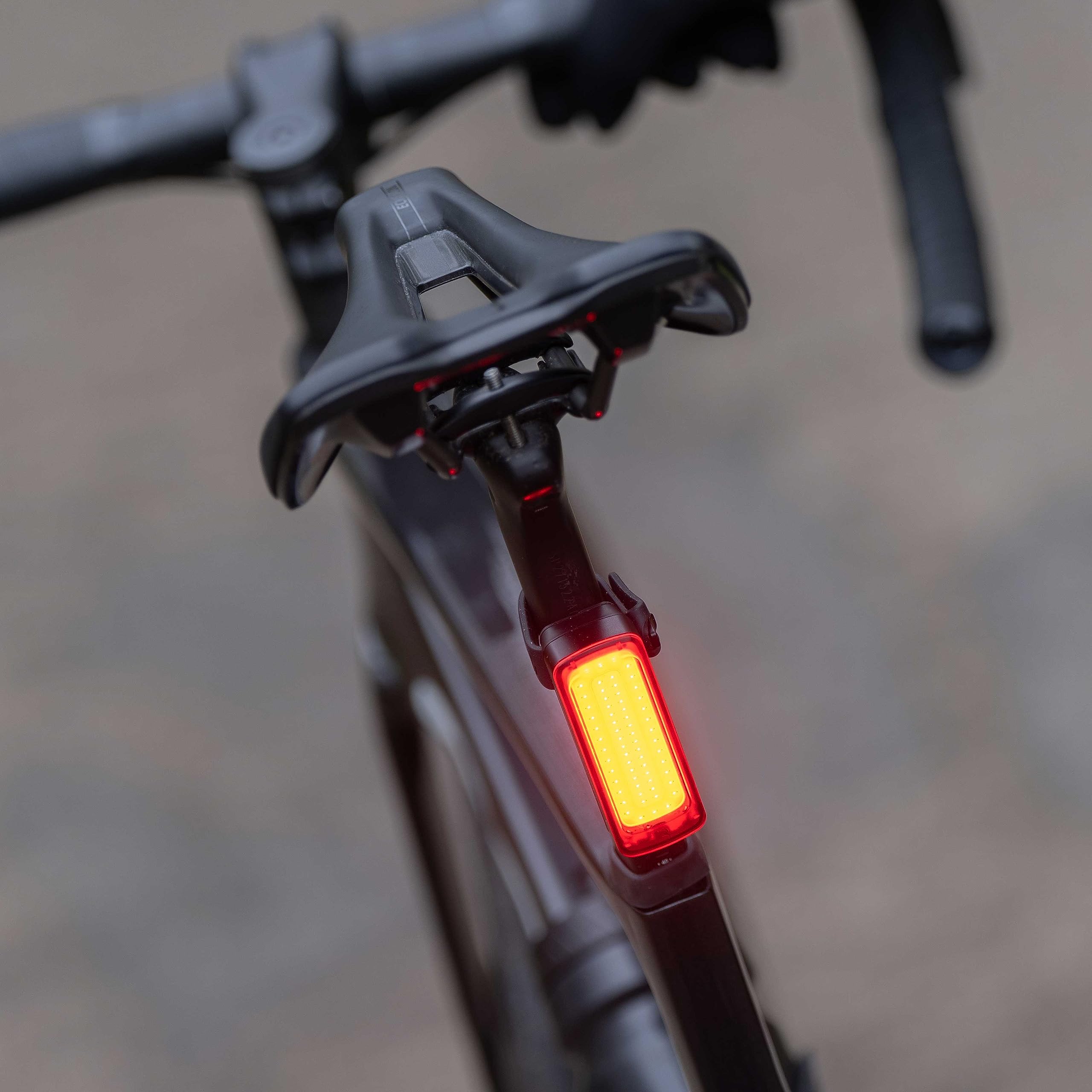 BBB Lumière de vélo Rechargeable par USB Haute visibilité étanche pour vélo de Ville, vélo de Route, feu arrière Facile à Monter Signal Pro BLS-168, Noir