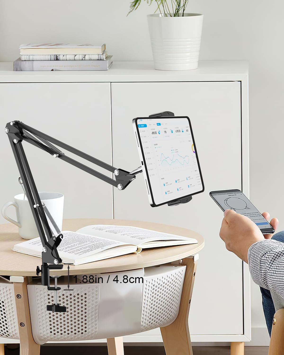 Stojak podłogowy na tablet ze stabilną podstawą o wadze 5 kg i zaciskiem biurkowym, regulowana wysokość, rozciągliwe ramię z obrotowym podwójnym uchwytem, kompatybilny z iPhone, iPad Pro Air